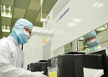 ▲ 하이닉스반도체 직원이 300mm 팹인 이천 M10 에서 국내 유진테크사의 디퓨전 공정 장비의 성능을 평가하고 있다.&nbsp; ⓒ&nbsp;연합뉴스