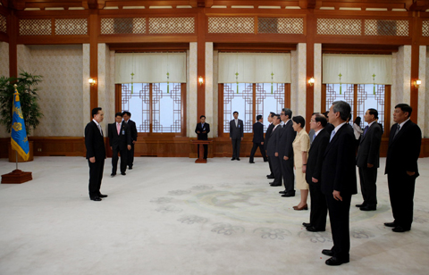 ▲ 이명박 대통령이 7일 청와대에서 손병두&nbsp;이사장 등 KBS 신임 이사진에게 임명장을 수여하고 있다. ⓒ 뉴데일리 <=청와대 제공>