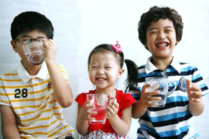 ▲ 한윤이씨의 &lsquo;시원한 물 마시는 삼남매' ⓒ 뉴데일리