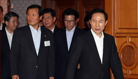 ▲ 이명박 대통령이 7일 과천 정부청사에서 열린 비상경제대책회의를 주재하기 위해 입장하고 있다. ⓒ 연합뉴스