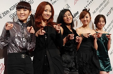 ▲ 프로듀서 박진영의 폭넓은 미국 인맥을 십분 활용, 미국 인기 아이돌 그룹 조나스 브라더스의 전미 투어에 동참하며 인기몰이 중인 원더걸스.  ⓒ 연합뉴스 