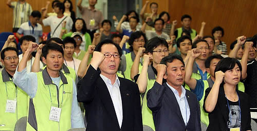 ▲ 지난달 29일 충남 연기군 조치원 홍익대 국제연수원 국제회의장에서 열린 전교조 제58차 임시전국대의원대회에서 민주노동당 권영길의원(앞줄 왼쪽), 정진후 위원장(가운데), 김현주 수석부위원장(오른쪽)이 구호를 외치고 있다 ⓒ연합뉴스