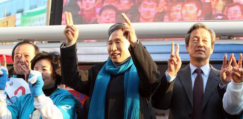 ▲ 지난 2007년 대선 당시 이명박 대통령과 지원유세에 나선 한나라당 정몽준 대표. ⓒ&nbsp;연합뉴스