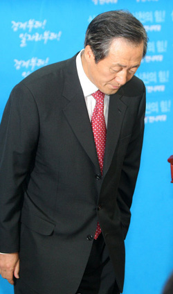 ▲ 한나라당 정몽준 신임 대표가 8일 오전 여의도당사에서 열린 취임 기자회견에 앞서 머리 숙여 인사하고 있다.ⓒ연합뉴스