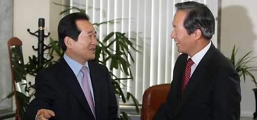 ▲ 한나라당 정몽준 신임 대표와 민주당 정세균 대표가 8일 오후 국회 대표실에서 만나 환하게 웃으며 이야기를 나누고 있다. ⓒ연합뉴스