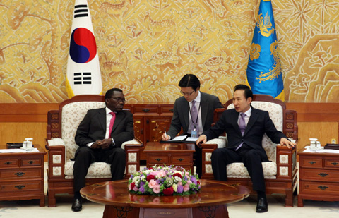 ▲ 이명박 대통령은 8일 방한중인미젠고 핀다(Mizengo Kayanza Peter Pinda) 탄자니아 총리를 접견하고, 경제협력 증진 방안과 개발경험 공유 등 양국간 관심사항에 대해 의견을 교환했다. ⓒ 뉴데일리 <=청와대 제공>
