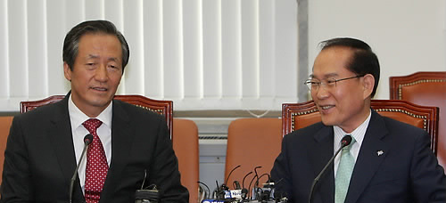 ▲ 한나라당 정몽준 신임 대표와 자유선진당 이회창 총재가 8일 오후 국회 총재실에서 웃으며 이야기하고 있다. ⓒ연합뉴스