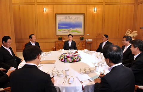 ▲ 이명박 대통령은 9일 정몽준 한나라당 대표와 당청회동을 갖고 오는 10월 재보선과 관련, 