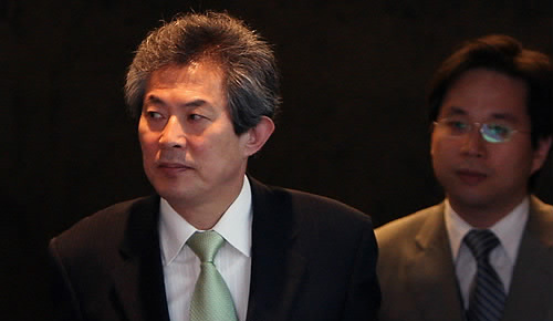 ▲ 엄기영 MBC 사장이 9일 오후 방송문화진흥회 이사회에 참석한 뒤 방문진이 입주해 있는 서울 여의도 한 빌딩을 나서고 있다. ⓒ연합뉴스