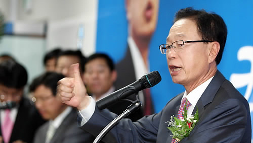▲ 10월 재보선에서 경남 양산에 출마하기 위해 당대표직을 사퇴한 한나라당 박희태 전 대표가 9일 오후 양산시 중부동 선거사무실 개소식에서 연설하고 있다. ⓒ연합뉴스
