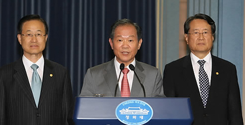 ▲ 송정호 재단법인 청계 이사장(가운데)이 지난 7월&nbsp;6일 청와대 춘추관에서 기자회견을 갖고 이명박 대통령의 구체적인 재산 기부방안과 절차 등을 밝히고 있다.&nbsp; ⓒ 연합뉴스