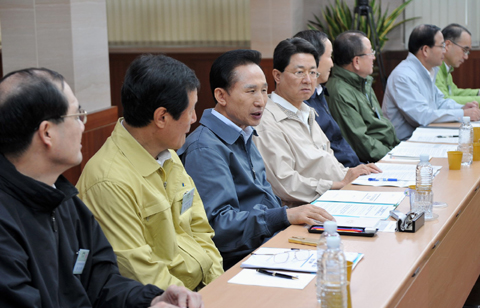 ▲ 이명박 대통령은 10일 서울 남대문시장내 새마을금고에서 비상경제대책회의를 주재, 추석을 앞두고 서민생활과 밀접한 생활필수품과 관련된 가격담합 등 불공정행위에 대해 철저히 감시하라고 지시했다. ⓒ 뉴데일리