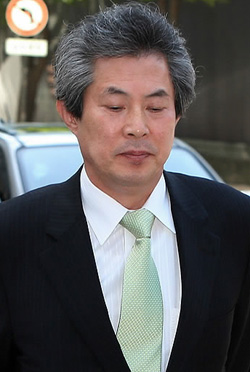 ▲ 엄기영 MBC 사장이 방송문화진흥회 이사회에 참석하고자 9일 오후 서울 여의도 한 빌딩으로 들어서고 있다. ⓒ연합뉴스