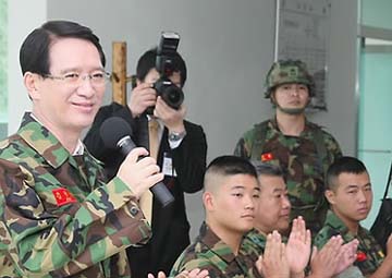 ▲ 현직 국회의장으로서는 처음으로 백령도를 방문한 김형오 국회의장이 11일 낮 백령도 한 부대를 방문, 점심 식사를 앞두고 장병들과 대화하고 있다. ⓒ연합뉴스