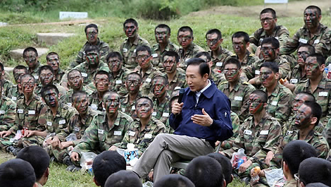 ▲ 이명박 대통령이 11일 오후 강원도 홍천군 11기계화 보병사단 신병교육대를 방문해 각개전투 훈련중인 신병들과 간담회를 하고 있다. ⓒ 연합뉴스 