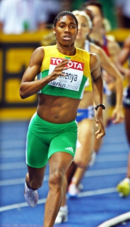 ▲ 지난달 20일 오전(한국시간) 독일 베를린 올림피아 슈타디온에서 열린 2009 세계육상선수권대회 여자 800m 결승에서 성별 의혹 속에 1분55초45의 기록으로 우승한 캐스터 세메냐(남아공)가 코너를 돌아 결승선을 향하고 있다. ⓒ&nbsp;연합뉴스