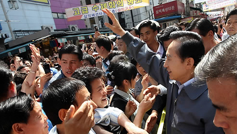 ▲ 지난 10일 서울 남대문시장을 방문한 이명박 대통령이 몰려든 시민들과 인사를 나누고 있다. ⓒ 연합뉴스
