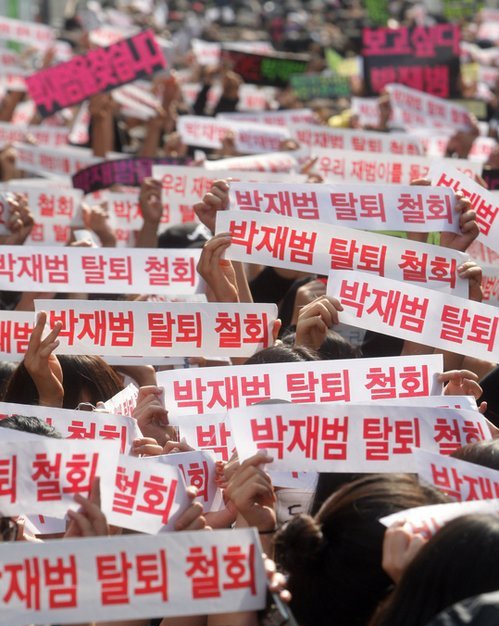 ▲ 인기그룹 2PM의 멤버 박재범이 한국비하 발언 논란으로 팀을 탈퇴한 가운데 13일 오후 청담동 JYP사옥 앞에서 팬들이 침묵시위를 하고 있다. ⓒ 연합뉴스