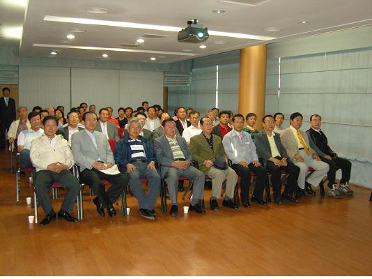 ▲ 
환경사랑21 회원들이 한국수력원자력주식회사 울진원자력본부 관계자로부터 원자력전반에 관한 설명을 듣고 있다. 오른쪽 첫줄 세 번째부터 필자, 염택수 울진원자력 본부장, 김길홍 이사장, 김종산 고문, 김기옥 고문, 김정태 고문.
 