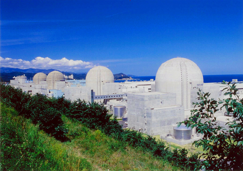 ▲ 
울진 원자력발선소에 있는 원자로. 왼쪽에서 1호기 부터 6호기가 있다. 1,2호기는 프랑스기술진이 3호기부터 6호기까지는 국내 기술진이 건설했다.
 
 