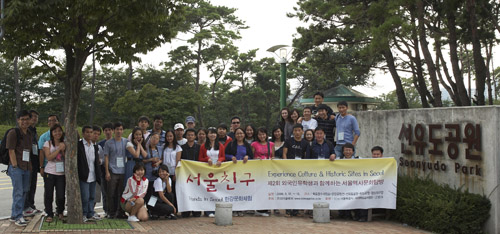 ▲ 8개국에서 온 외국인 유학생 40명을 대상으로 서울의 역사와 환경을 소개한 코리아글로브의 '외국인유학생과 함께하는 서울역사문화탐방'프로그램 ⓒ코리아글로브제공