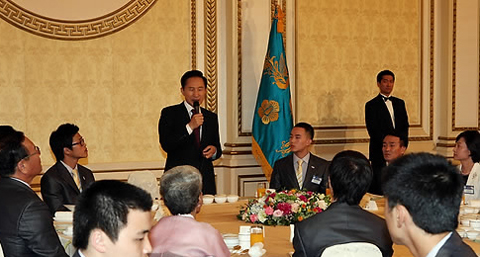 ▲ 이명박 대통령은 15일 캐나다 캘거리에서 개최된 제40회 국제기능올림픽대회에서 종합우승을 달성한 국가대표 선수단과 관계자들을 청와대로 초청, 오찬을 함께 하며 격려했다. ⓒ 연합뉴스