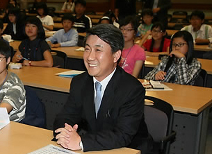 ▲ 이동관 청와대 홍보수석이 15일 청와대 춘추관에서 가진 청와대 어린이기자단 '푸른누리' 인터뷰에 응하고 있다. ⓒ&nbsp;연합뉴스