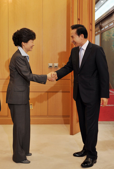 ▲ 이명박 대통령은 16일 오전 청와대 세종실에서 한나라당 박근혜 전 대표 등 유럽 특사단을 접견하고 노고에 치하했다. ⓒ 뉴데일리 <=청와대 제공>