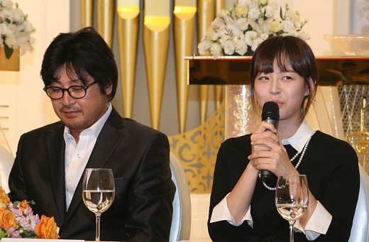 ▲ 16일 서울 여의도 KT빌딩에서 열린 '2009 제 46회 대종상영화제 위촉식 및 기자회견'에 참석한 대종상홍보대사 김윤석(좌)과 명예홍보대사 이하나(우). ⓒ 뉴데일리