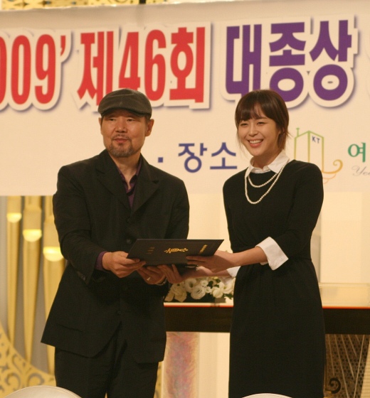 ▲ 신우철 대종상 집행위원장(좌)으로부터 명예홍보대사 위촉장을 받고 있는 이하나(우). ⓒ 뉴데일리