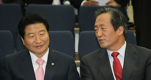 ▲ 한나라당 정몽준 대표와 안상수 원내대표가 16일 오후 국회에서 열린 의원총회에서 대화하고 있다.ⓒ연합뉴스