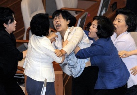 ▲ 포린폴리시가 한국의 개판 국회라며 소개한 사진. 국회 본회의장에서 여성 의원들이 서로 엉켜 드잡이하는 장면이다.