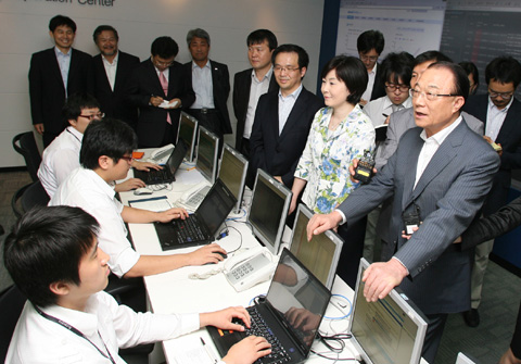 ▲ 최시중 방송통신위원장, 김희정 한국인터넷진흥원장이 17일 서울 여의도에 위치한 보안업체 '안철수 연구소'를 방문, 관계자들을 격려하고 있다. ⓒ 뉴데일리<=방송통신위원회 제공>&nbsp;