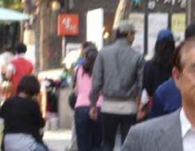 ▲ 지난 16일 탤런트 이진욱(가운데 모자)과 최지우가 서울 인사동 거리에서 데이트를 즐기는 모습.