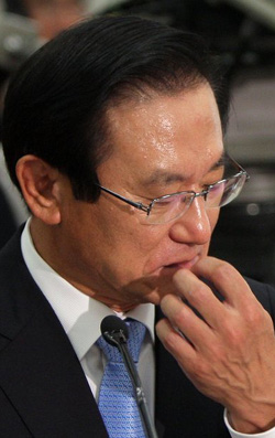 ▲ 이귀남 법무부장관 후보자가 17일 국회 법제사법위원회에서 열린 인사청문회에서 답변 자료를 살펴보고 있다. ⓒ 연합뉴스