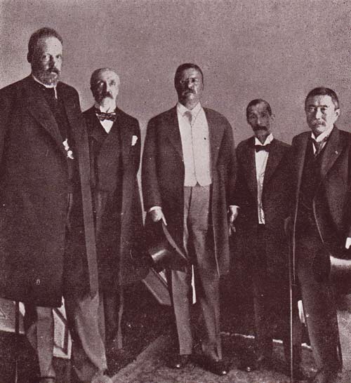 포츠머스 조약의 주역들--왼쪽부터 위테, 로젠 러시아대표, 루즈벨트 미국대통령, 고무라, 다카이하라 일본대표.