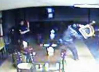 ▲ 지난 7월 21일 남극 세종과학기지 1층 식당에서 총무 박모씨가 주방장과 동료를 폭행하는 CCTV장면.&nbsp;ⓒ MBC TV&nbsp;화면 캡처&nbsp;