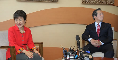 ▲ 한나라당 정몽준 대표와 박근혜 전 대표가 18일 오후 국회 의정관 가배두림에서 환담하던 중 서로 다른 곳을 응시하고 있다. ⓒ연합뉴스