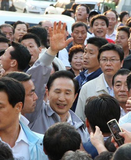 ▲ 이명박 대통령이 18일 오후 고향인 경북 포항을 방문해 환영나온 시민들에게 둘러싸여 있다. ⓒ 연합뉴스