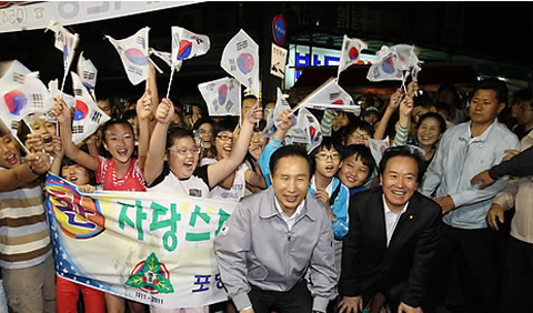 ▲ 이명박 대통령이 18일 오후 고향인 경북 포항 죽도시장을 방문해 환영나온 모교 후배 초등학생들과 기념촬영을 하고 있다. ⓒ&nbsp;연합뉴스 