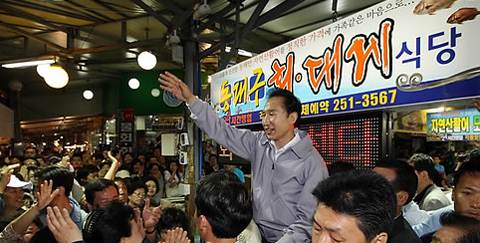 ▲ 이명박 대통령이 18일 오후 고향인 경북 포항 죽도시장을 방문해 시민의 열렬한 환영을 받고 있다. ⓒ&nbsp;연합뉴스