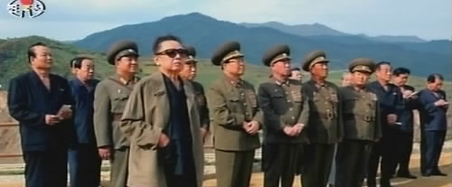 ▲ 북한 국방위원장 김정일(앞줄 맨 왼쪽)은 18일 자강도에 건설중인 희천발전소를 시찰했다 ⓒ연합뉴스