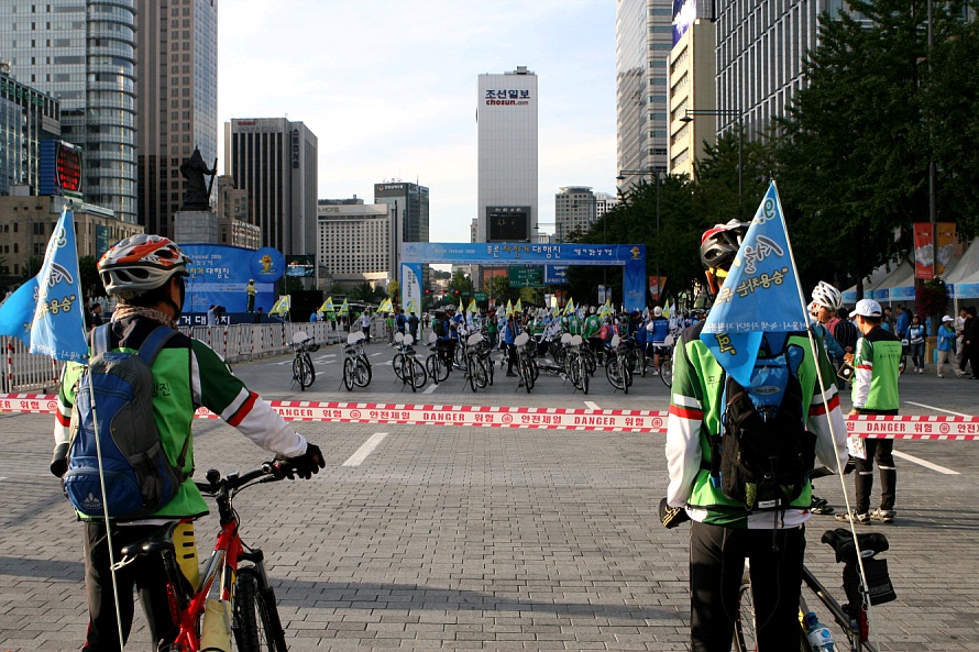 ▲ 'Green Festival 2009 푸른 자전거 대행진' 에 참가하기 위해 출발 대기선에서 기다리고 있는 시민들의 모습. ⓒ 뉴데일리