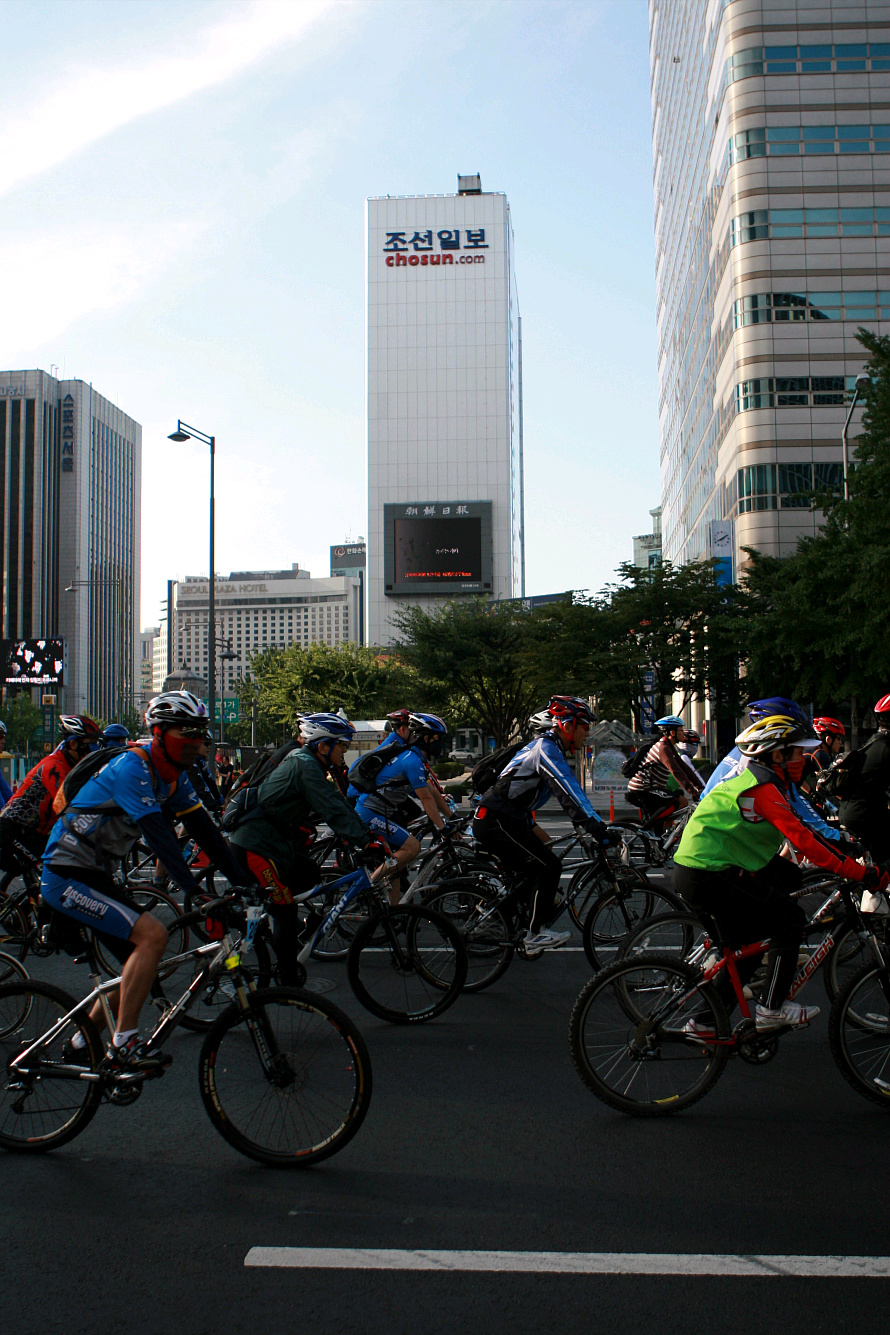▲ 대회에 참가한 시민들이 힘차게 페달을 밟고 있는 모습. ⓒ 뉴데일리