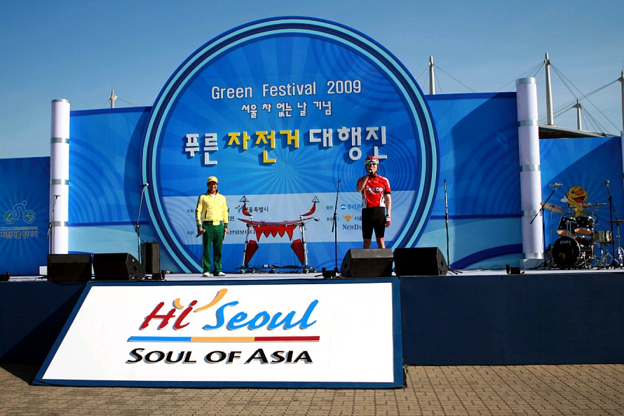 ▲ 참가자들이 무사히 완주를 끝낸 후 오세훈 시장이 상암월드컵공원 평화의 광장에 마련된 중앙 무대로 올라와 연설을 하고 있다. ⓒ 뉴데일리