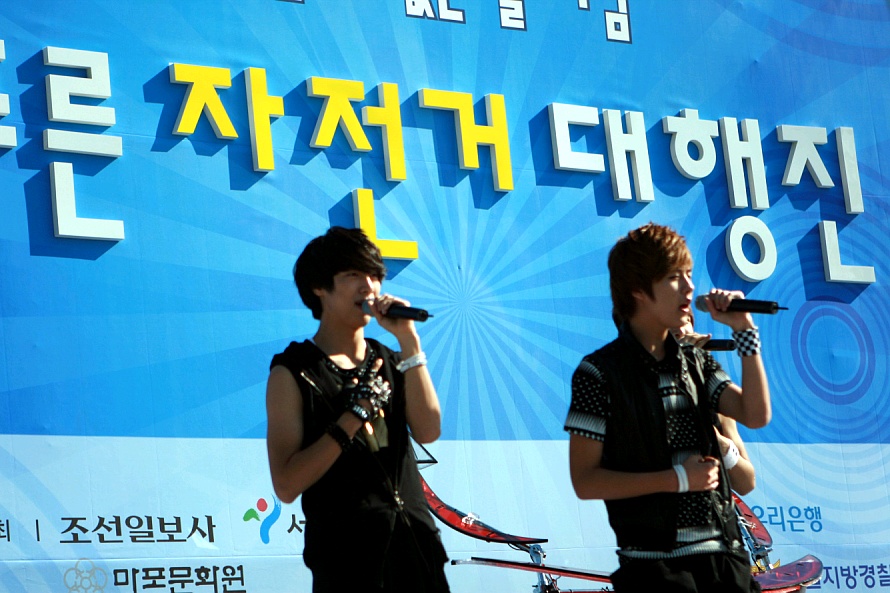 ▲ 20일 치러진 '푸른 자전거 대행진'의 성공적 개최를 축하하며 자리를 빛낸 아이돌그룹 '씨'  ⓒ 뉴데일리