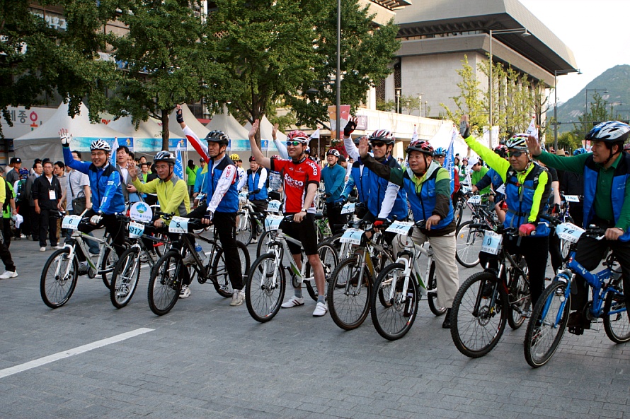 ▲ 20일 오전 서울 광화문 광장에서 열린 '푸른 자전거 대행진'에 참가한 오세훈 서울시장(가운데 붉은 티)과 한나라당 정몽준 대표 등 참가자들이 출발을 기다리는 모습.  ⓒ 뉴데일리
