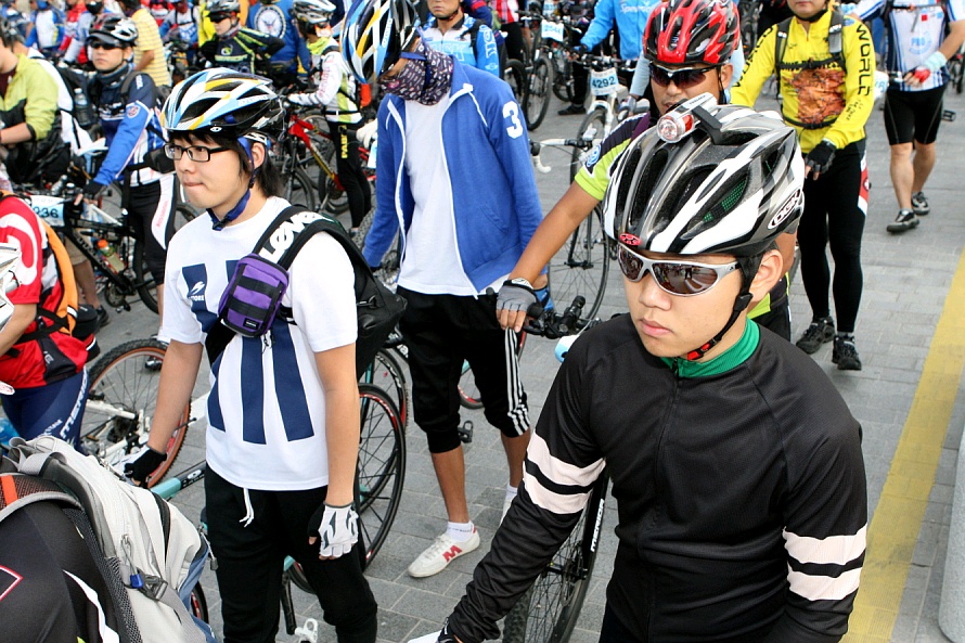 ▲ 삼삼오오 대열로 질서 정연하게 차례를 기다리는 참가자들. ⓒ 뉴데일리