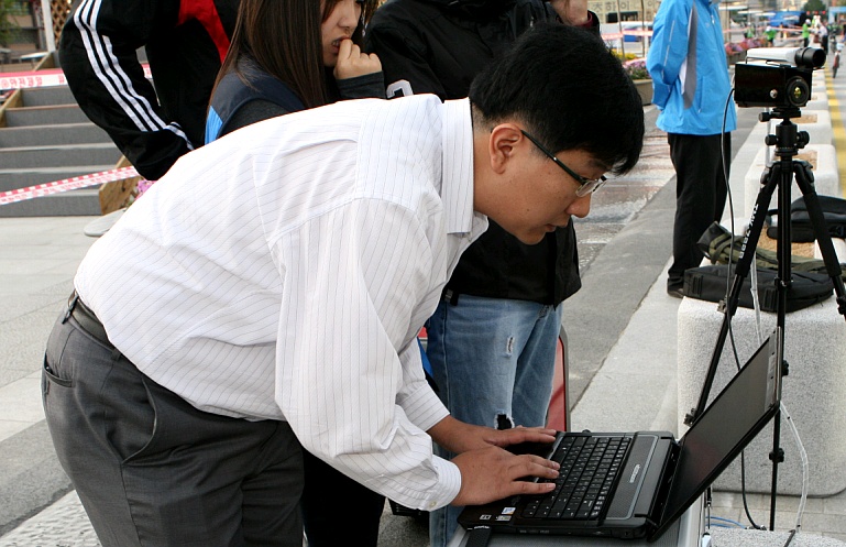 ▲ 열화상 카메라전문기업 'MDS테크놀로지' 직원이 신종플루 검진소 앞에 설치된 열감지 센서를 모니터하고 있다. ⓒ 뉴데일리