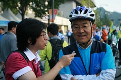 ▲ 출발 전 인터뷰 중인 고승덕 의원. ⓒ 뉴데일리